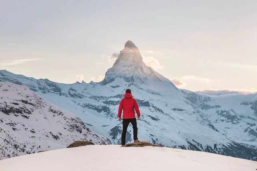 Mann vor Matterhorn.