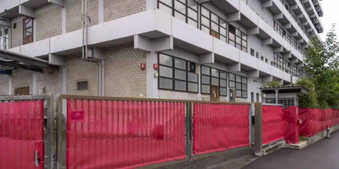 Um die Gebäude der Chemiefirma Rohner AG ist ein Sichtschutz gespannt, in Pratteln am Dienstag, 9. Juni 2020. Rohner-Areal