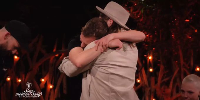 Ian tröstet Joris mit einer Umarmung in der neusten Folge von «Sing meinen Song». sing meinen song – das tauschkonzert