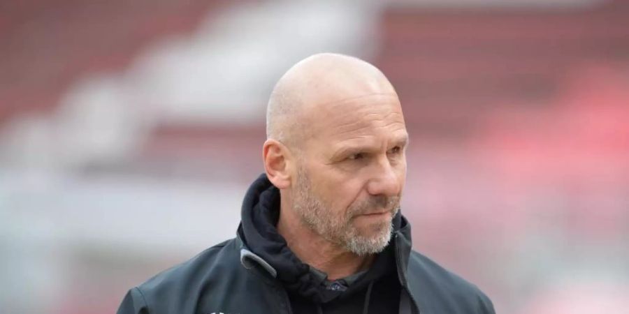 Nicht mehr Trainer der Würzburger Kickers: Bernhard Trares verlässt den Platz. Foto: Timm Schamberger/dpa