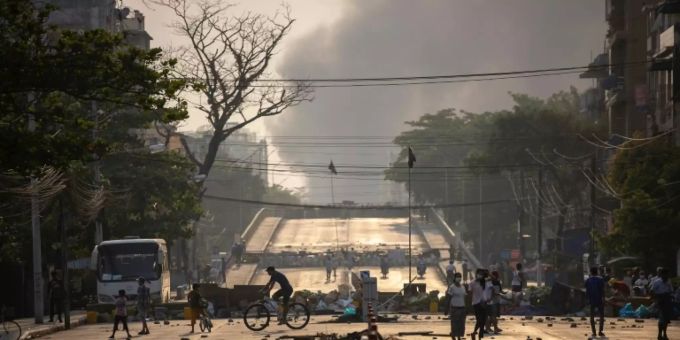 Einwohner von Yangon (Myanmar) fliehen vor Gewalt durch Militärjunta. Die Hilfsorganisation AAPP berichtet von weiteren Toten. hilfsorganisation, myanmar