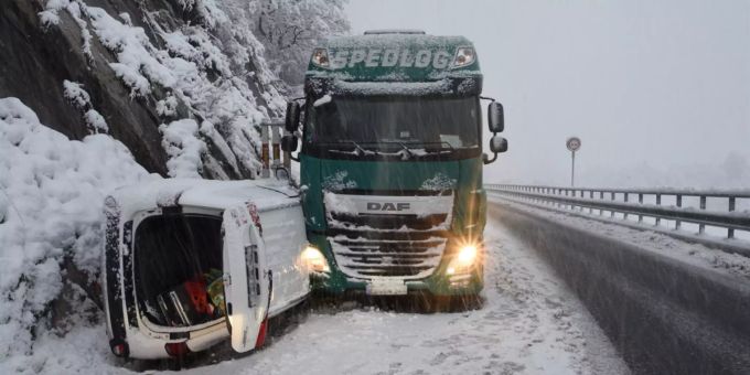 Wegen eines überholenden Lieferwagens kam es zu mehreren Kollisionen.