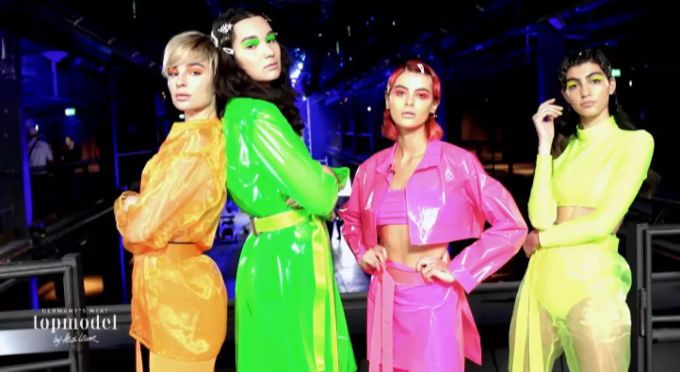 Die Models in ihren buten Outfits. Models