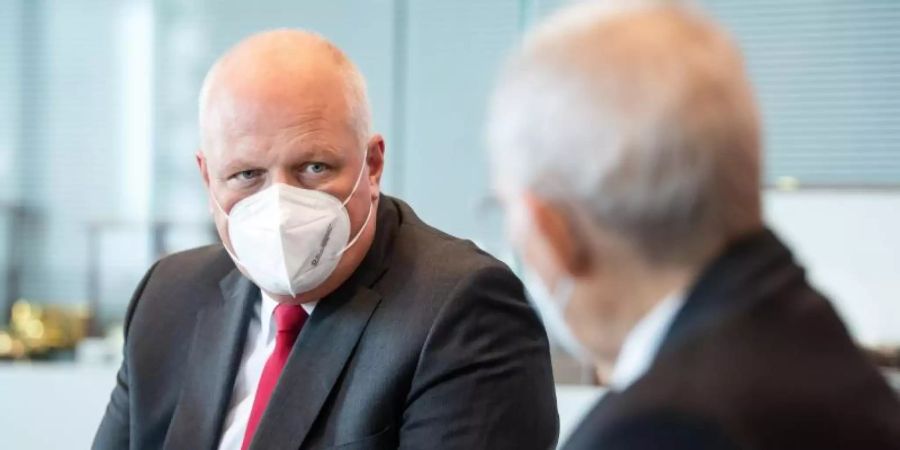 Ulrich Kelber (l), Bundesbeauftragter für den Datenschutz und die Informationsfreiheit (BfDI), übergibt im Deutschen Bundestag den Tätigkeitsbericht des BfDI an Bundestagspräsident Wolfgang Schäuble. Foto: Bernd von Jutrczenka/dpa