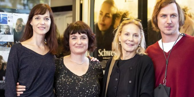 Ihr Film «Schwesterlein» geht am Freitagabend mit sechs Nominationen ins Rennen um den Schweizer Filmpreis 2021: Regisseurinnen Véronique Reymond und Stéphanie Chuat, Schauspielerin Marthe Keller und Hauptdasteller Lars Eidinger (v.l.n.r.). Schwesterlein