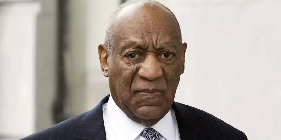 ARCHIV - Bill Cosby, Schauspieler und Entertainer aus den USA, kommt zum Gerichtssaal. Foto: Chris Szagola/AP/dpa