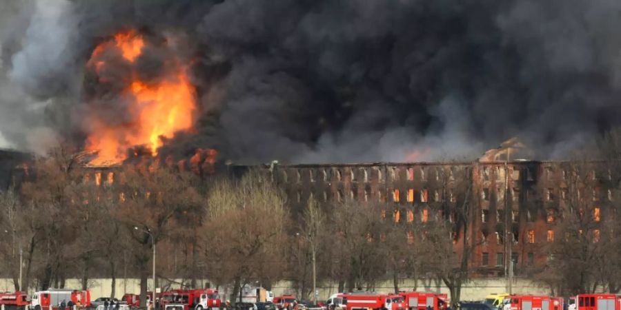 Löscharbeiten an historischem Fabrikgebäude in St. Petersburg