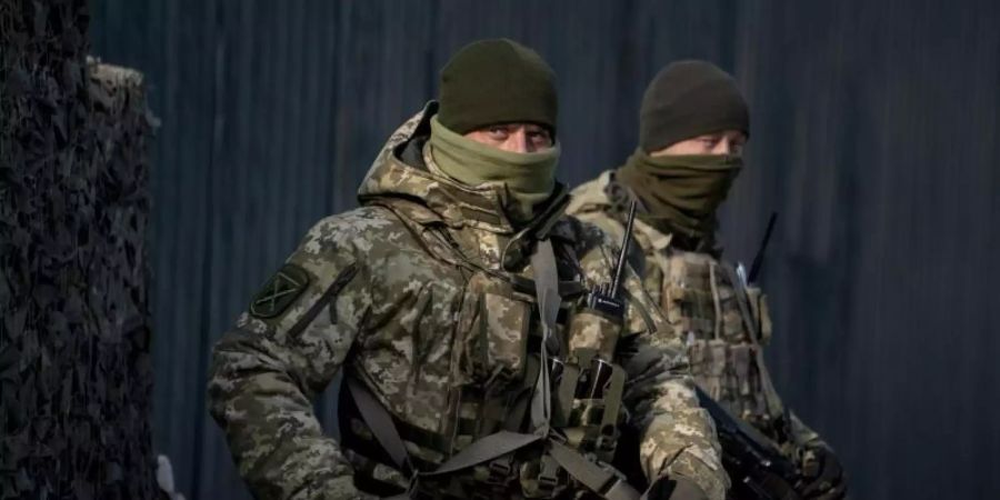 Ukrainische Soldaten an einem Kontrollpunkt unweit einer von Separatisten kontrollierten Region. Foto: Evgeniy Maloletka/AP/dpa