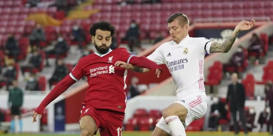 Liverpools Mohamed Salah (l) kämpft mit Toni Kroos von Real Madrid um den Ball. Foto: Jon Super/AP/dpa