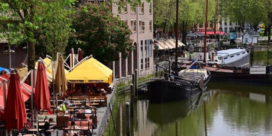 Die Aussenbereiche der Cafés und Restaurants am Historischen Hafen im Zentrum von Rotterdam haben seit einigen Tagen wieder geöffnet. Ab dem 30. Mai gelten die Niederlande auch nicht mehr als Hochinzidenzgebiet. Foto: Soeren Stache/dpa-Zentralbild/dpa