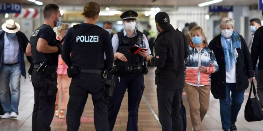 Polizei und Ordnungsamt bei der Kontrolle in einem Bahnhof