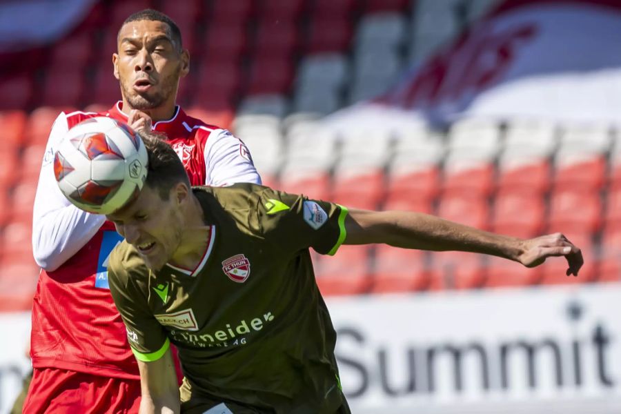 Guillaume Horarau vom FC Sion im Duell mit Thuns Nikki Havenaar.
