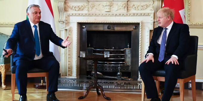 Boris Johnson (r), Premierminister von Grossbritannien, und Viktor Orban, Premierminister von Ungarn, unterhalten sich im Rahmen ihres bilateralen Treffens in der 10 Downing Street. Ungarischer Premierminister Orban in London