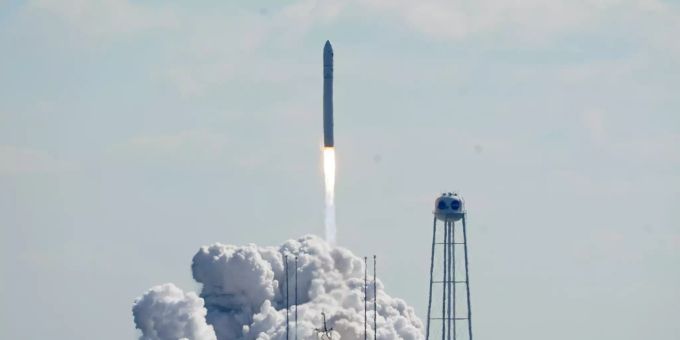 Die Antares-Rakete von Northup Grumman hebt von der Startrampe der NASA-Fluganlage Wallops ab. cygnus nasa iss