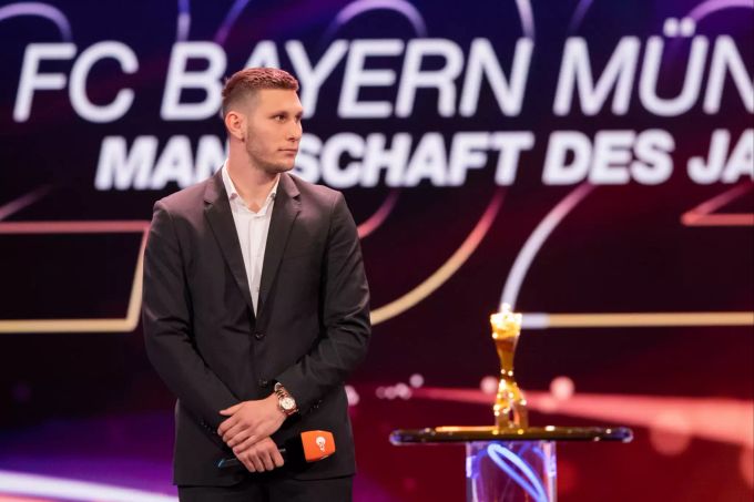 Niklas Süle vom FC Bayern München steht bei der Ehrung der «Sportler des Jahres 2020» neben der Trophäe auf der Bühne. niklas süle