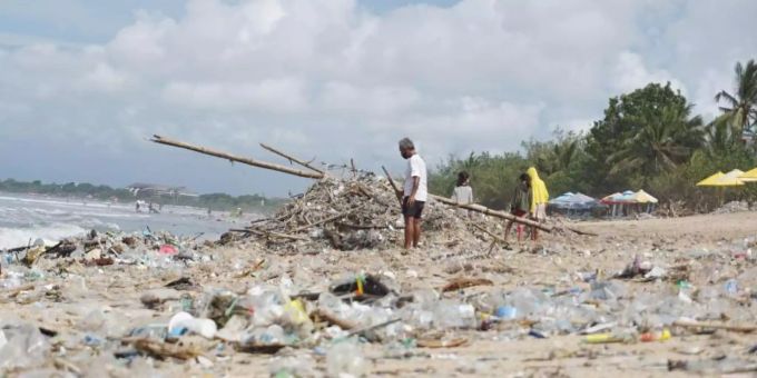 Angespülter Müll liegt am Kuta Beach auf Bali. Kommt ein globales Plastik-Abkommen?. Foto: Komang Erviani/AAP/dpa Angespülter Müll liegt am Kuta Beach auf Bali. Kommt ein globales Plastik-Abkommen?. Foto: Komang Erviani/AAP/dpa
