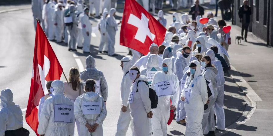 Weissgekleidete Anhänger des Vereins «Stiller Protest» versammeln sich zu einer Demonstration gegen die Massnahmen zur Eindämmung des Coronavirus.