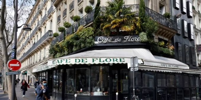 Öffnet seine Terrasse: Café de Flore in Paris Öffnet seine Terrasse: Café de Flore in Paris