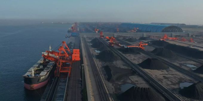 ARCHIV - 22.05.2020, China, Tangshan: Ein Massengutfrachter lädt an einem neu gebauten Kohleanleger des Hafens Caofeidian in der nordchinesischen Provinz Hebei Fracht. Der Kohleanleger des Hafens Caofeidian ist ein Projekt zum Entladen von Kohle in Nordchina. Chinas jährlicher Ausstoss von Treibhausgasen übersteigt nach einer Studie die Emissionen aller entwickelten Länder zusammen. Treibhausgase: China überholt alle Industrieländer zusammen