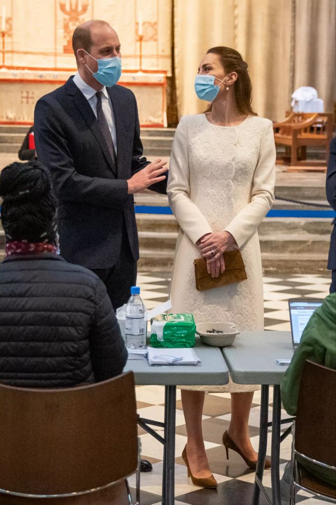 Der britische Prinz William (Mitte, l.) und Kate (M), Herzogin von Cambridge, sprechen mit Mitarbeitern bei ihrem Besuch im Impfzentrum in der Kirche Westminster Abbey. Prinz William