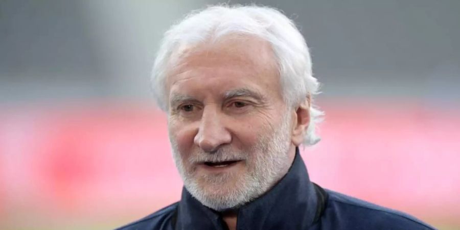 Bayer Leverkusens Geschäftsführer Sport, Rudi Völler, gibt dem TV-Sender Sky ein Interview. Foto: Soeren Stache/dpa-Zentralbild/Pool/dpa