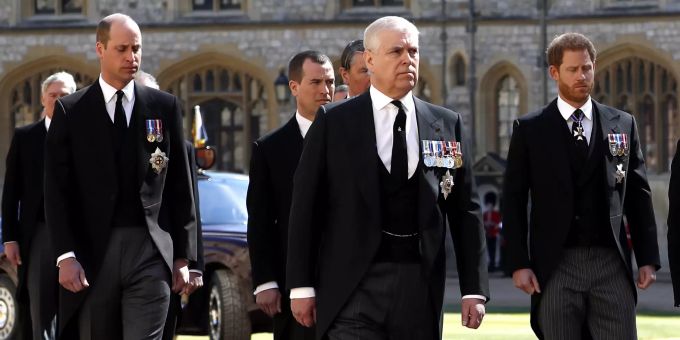 Prinz William (v. l. n. r.), Herzog von Cambridge, Peter Philips und der Prinz Harry, Herzog von Sussex, gehen vor der Beerdigung von Prinz Philip. prinz harry