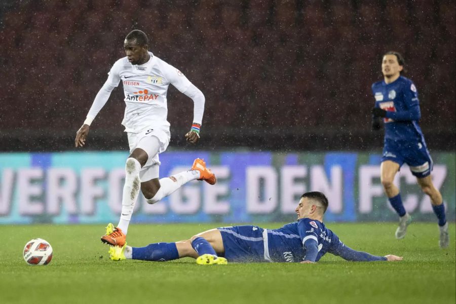 Assan Ceesay (l.) vom FCZ entwischt FCL-Verteidiger Stefan Knezevic (r.).