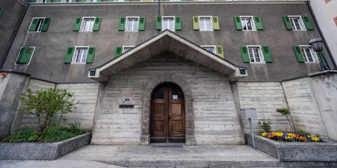 Der Eingang zum Gästehaus des Kloster St. Ursula in Brig. Der Eingang zum Gästehaus des Kloster St. Ursula in Brig.