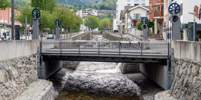Saltina und Saltinabrücke mitten in Brig. - Brig-Gils Saltina und Saltinabrücke mitten in Brig. - Brig-Gils