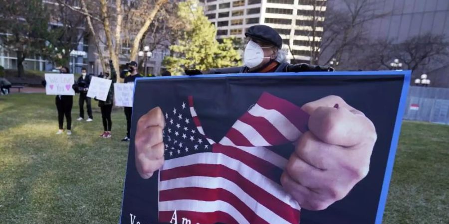 «America's Very Soul is on Trial» (etwa «Die Seele von Amerika steht auf dem Prüfstand»): Demonstrant vor dem Gerichtsgebäude in Minneapolis. Foto: Jim Mone/AP/dpa