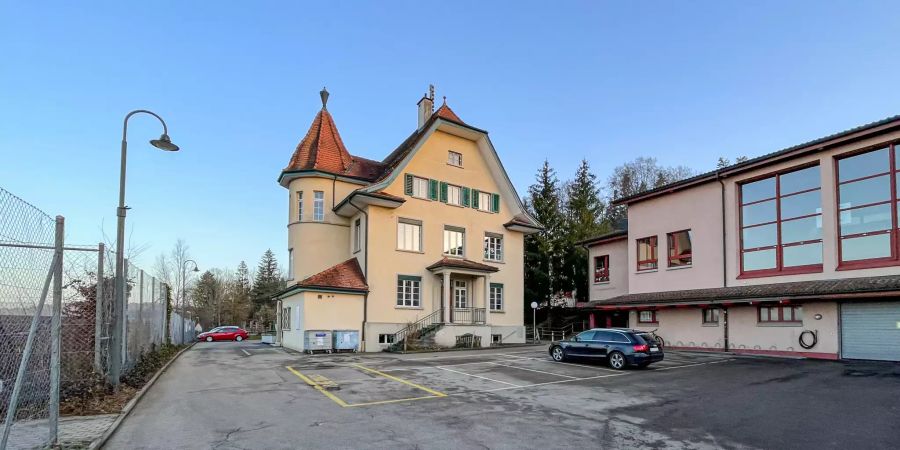 Das alte Gemeindehaus Mauensee, welches heute für schulische Zwecke genutzt wird.