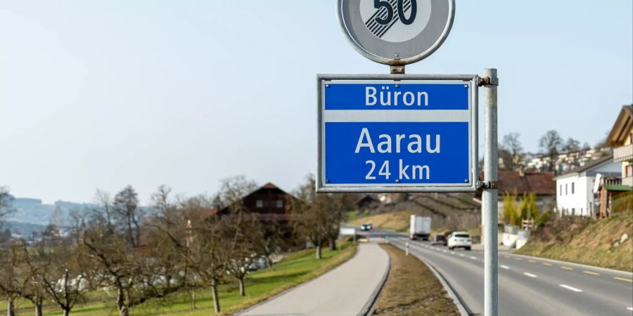 Einfahrtstrasse Richtung der Gemeinde Büron.