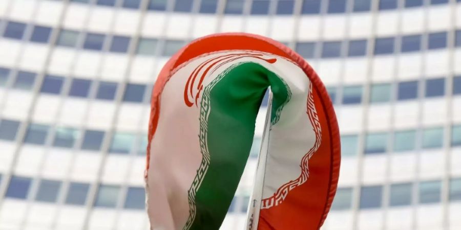 Iranische Flagge vor der IAEA-Zentrale in Wien