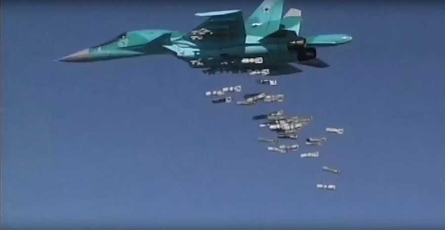 Ein Handout-Standbild, das am 18. August 2016 auf der offiziellen Website des russischen Verteidigungsministeriums zur Verfügung gestellt wurde, zeigt einen russischen Suchoi Su-34-Kampfbomber, der  seine Nutzlast abwirft, während er Luftangriffe gegen die Ziele der IS-Terroristen in der Provinz Deir ez-Zor, nordöstlich von Damaskus, Syrien, durchführt.