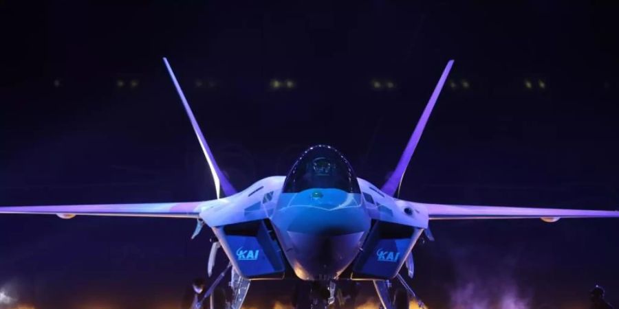 Südkoreas erster Prototyp des KF-X-Kampfjets der nächsten Generation bei der Enthüllung. Foto: -/YNA/dpa