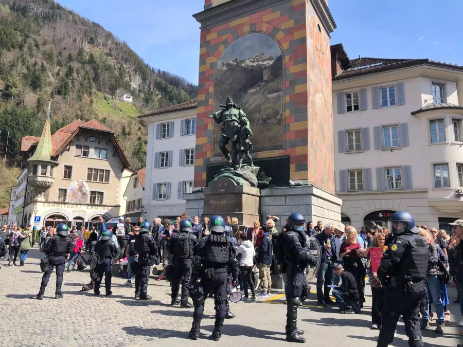 Rund hundert Polizisten sind auf dem Rathausplatz im Einsatz.