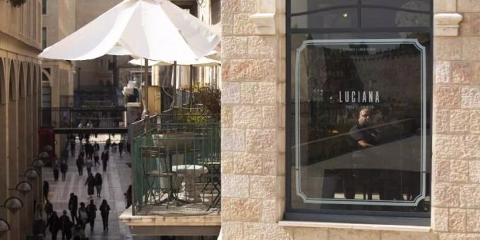 In Jerusalem wurden einige coronabedingte Einschränkungen gelockert, unter anderem dürfen Einkaufszentren, Fitnessstudios und Friseurläden wieder öffnen. Foto: Maya Alleruzzo/AP/dpa In Jerusalem wurden einige coronabedingte Einschränkungen gelockert, unter anderem dürfen Einkaufszentren, Fitnessstudios und Friseurläden wieder öffnen. Foto: Maya Alleruzzo/AP/dpa