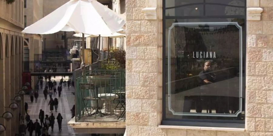 In Jerusalem wurden einige coronabedingte Einschränkungen gelockert, unter anderem dürfen Einkaufszentren, Fitnessstudios und Friseurläden wieder öffnen. Foto: Maya Alleruzzo/AP/dpa