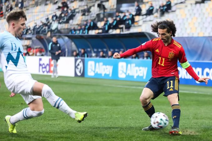 Der Spanier Josep Martinez (r.) flankt den Ball im Spiel gegen Slowenien. U21-EM