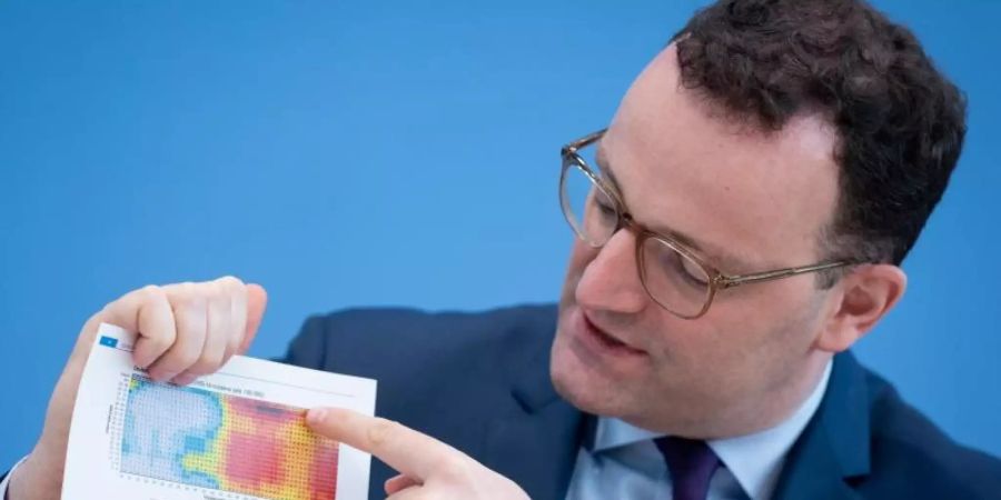 Jens Spahn, Bundesminister für Gesundheit, während einer Pressekonferenz zur weiteren Entwicklung in der Corona-Pandemie. Foto: Kay Nietfeld/dpa