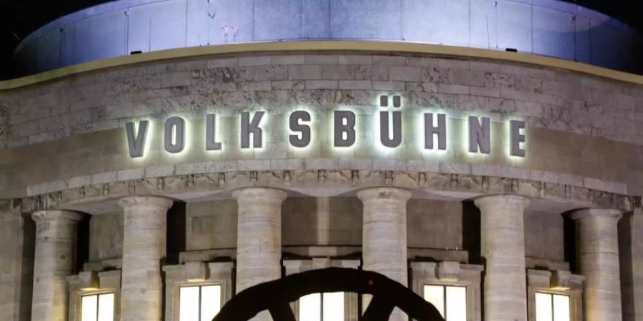 Ansicht der Volksbühne am Abend. Foto: Gerald Matzka/dpa-Zentralbild/dpa
