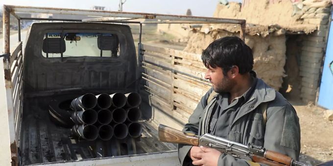 ARCHIV - Ein afghanischer Sicherheitsbeamter steht im Dezember 2020 in Bagram, nördlich von Kabul. Foto: Rahmat Gul/AP/dpa ARCHIV - Ein afghanischer Sicherheitsbeamter steht im Dezember 2020 in Bagram, nördlich von Kabul. Foto: Rahmat Gul/AP/dpa