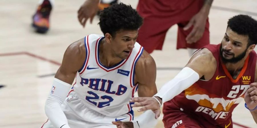 Matisse Thybulle (l) von den Philadelphia 76ers und Jamal Murray von den Denver Nuggets in Aktion. Foto: David Zalubowski/AP/dpa