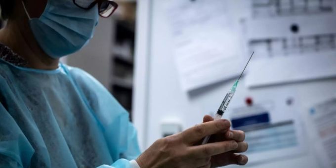 Eine Impfung mit dem Wirkstoff von Biontech und Pfizer. Biontech