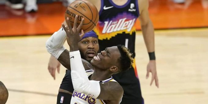 Das erste Playoff-Spiel der Lakers von Dennis Schröder (vorne) geht gegen die Phoenix Suns in die Hose. Foto: Ross D. Franklin/AP/dpa Das erste Playoff-Spiel der Lakers von Dennis Schröder (vorne) geht gegen die Phoenix Suns in die Hose. Foto: Ross D. Franklin/AP/dpa