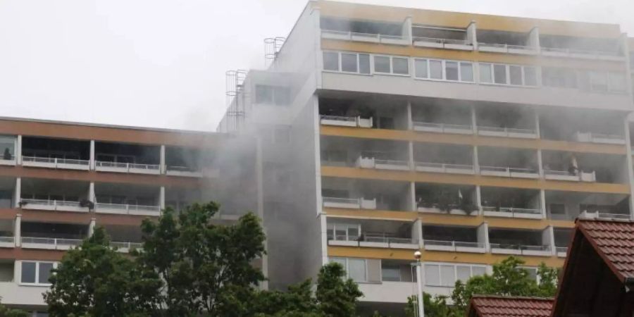 In dem Hochhaus in Südhessen ist aus bisher ungeklärter Ursache ein Feuer ausgebrochen. Foto: -/5vision.media/dpa