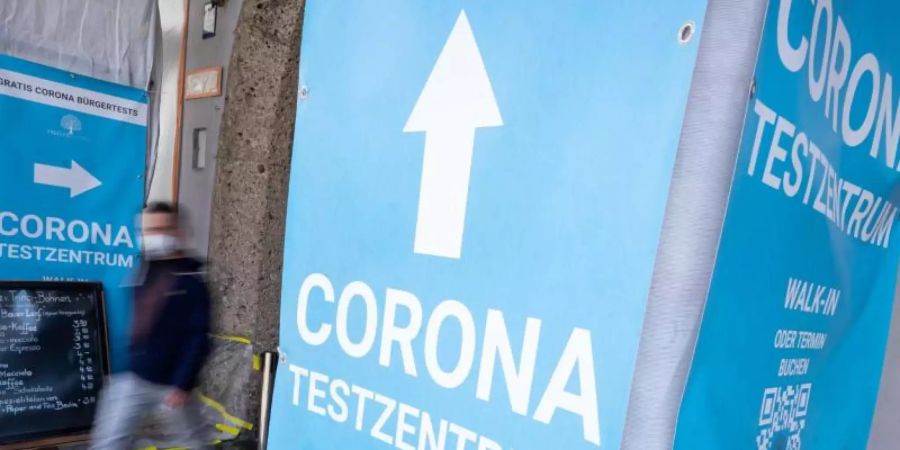 Die Sieben-Tage-Inzidenz in der Corona-Pandemie sinkt weiter. Foto: Peter Kneffel/dpa