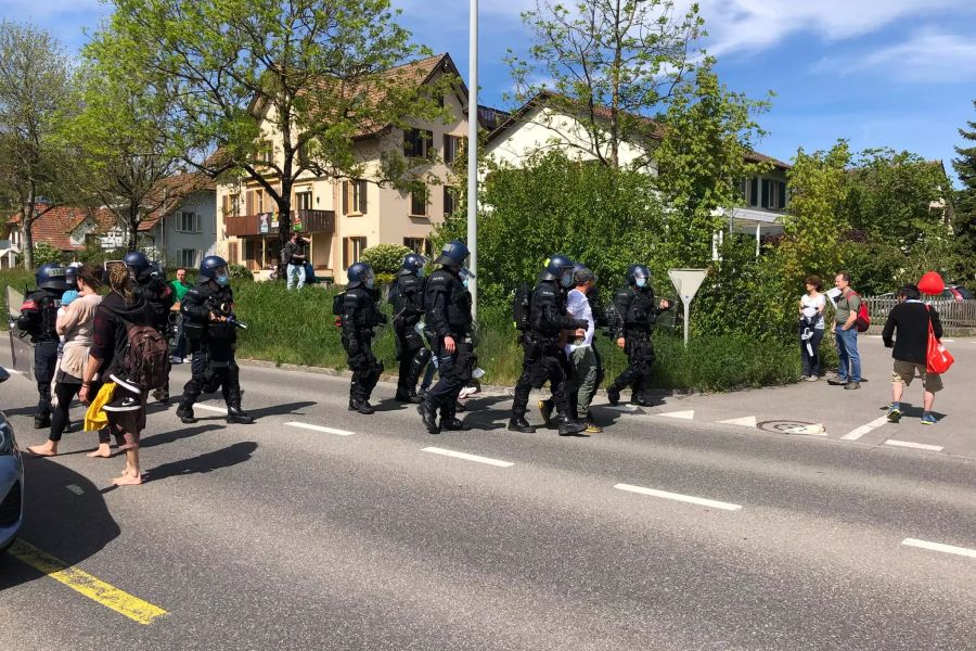 Ein Demonstrant wird abgeführt.