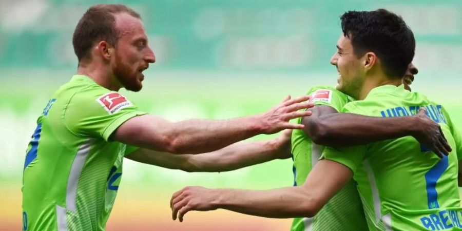 Maximilian Arnold (l) drückt RB Leipzig im Pokalfinale die Daumen. Foto: Swen Pförtner/dpa