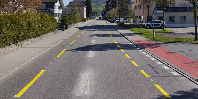 Für Velofahrende ist auf jeder Strassenseite ein 1,50 Meter breiter Radstreifen markiert (gelb gestrichelt). Obwalden
